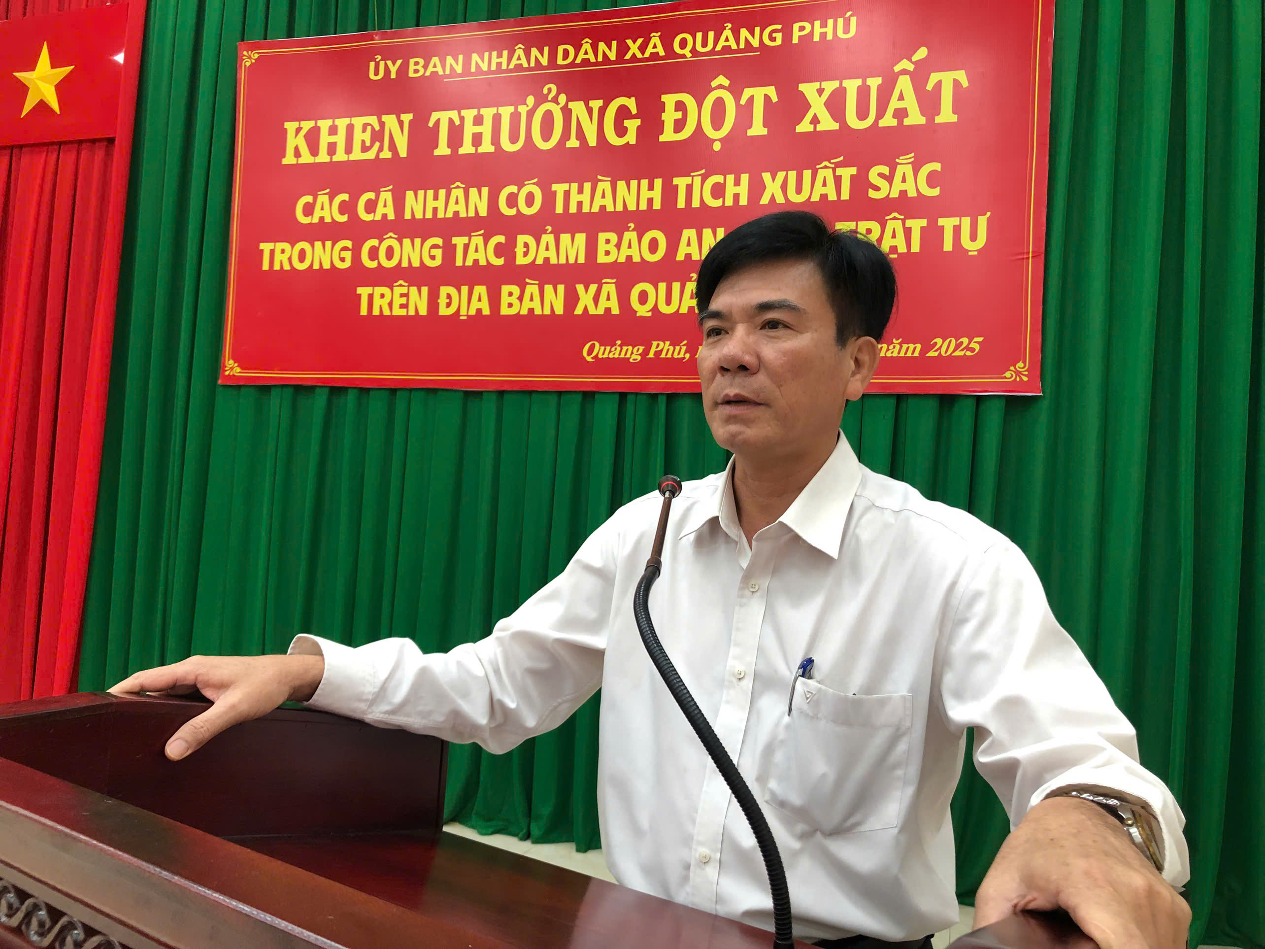 UBND xã Quảng Phú khen thưởng đột xuất cho các cá nhân có thành tích xuất sắc trong công tác đảm bảo trật tự an toàn giao thông trên địa bàn xã